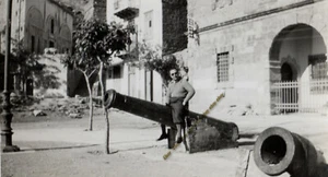 #40269 NAFPLION Greece 27.4.1935. Man in cannon. Photo. - Picture 1 of 4