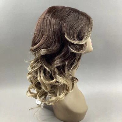 Peluca delantera de encaje sintético premium ondulada larga rubia marrón oscuro Melony #TTL4/Rubia marrón oscuro Foto 1 de 4