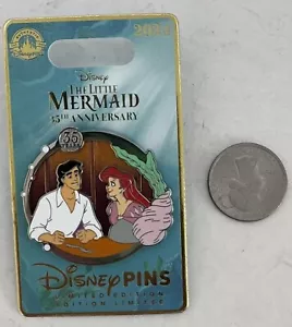 SPILLA DISNEY PARKS SIRENETTA 35° ANNIVERSARIO ERIC & ARIEL 2024 NUOVA SU CARTONCINO - Foto 1 di 2