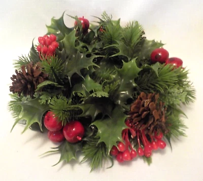 Anillo de vela de pilar ancho de Navidad de 11" piñas bayas/hojas de acebo de hoja perenne Foto 1 de 4