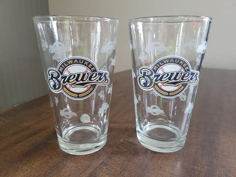 MLB Milwaukee Brewers Officially Licensed Beer Glasses (Set of 2) Cover