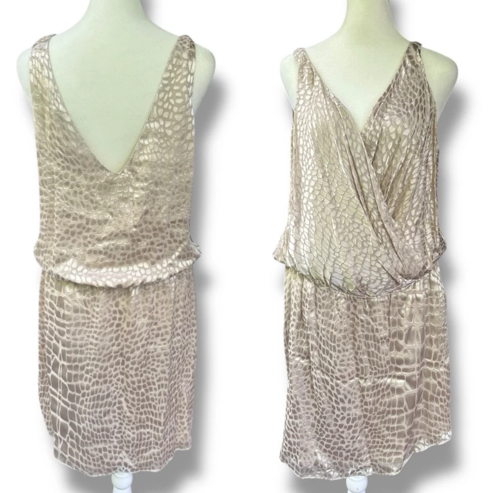 Nuevo Mini Vestido Haute Hippie Caimán Jacquard Imitación Envolvente Sin Mangas en Buff Foto 1 de 4