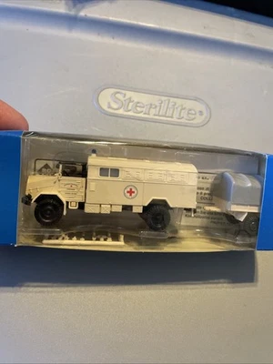 Camión Roco 1:87 HO 1339 MAN 5 Cruz Roja y pequeño remolque y accesorios en caja Foto 1 de 4