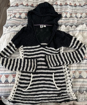 Suéter Roxy con capucha, detalles de ganchillo. Blanco y negro. Talla XS Foto 1 de 4