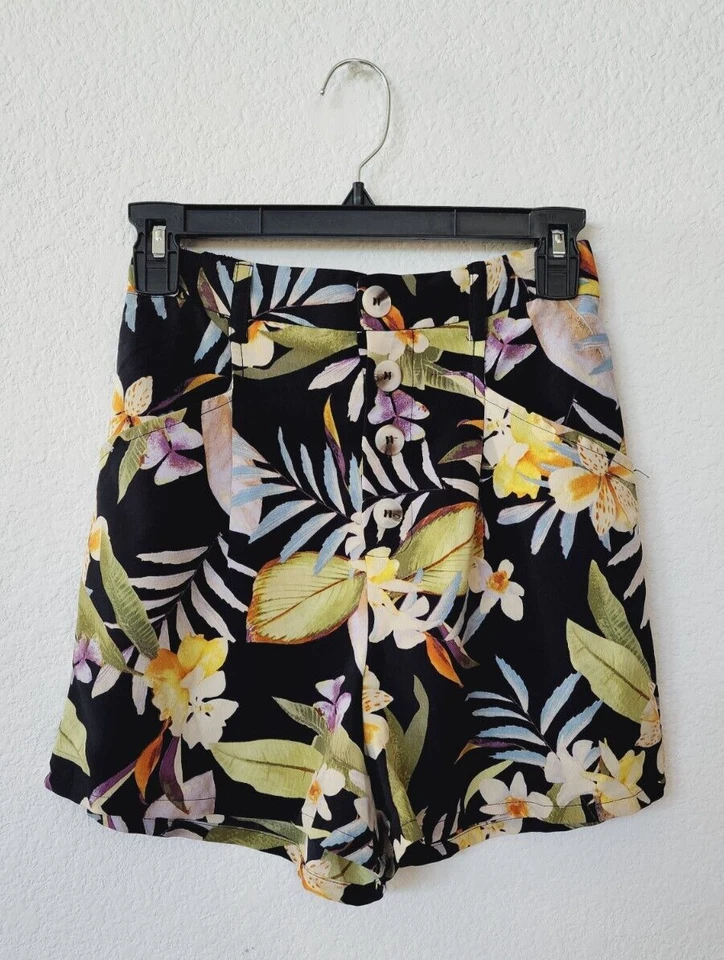 Shorts Urban Outfitters novo tamanho pequeno preto floral tropical bolsos botão - Imagem 1 de 3