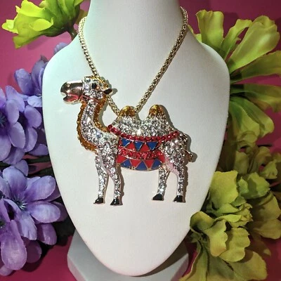 Elegante y brillante collar/broche Betsey Johnson jorobas doradas camello bactriano Foto 1 de 4