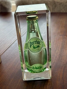 Vintage PERRIER Trinkflasche in Plexiglas Werbung Aufsteller Briefbeschwerer 70er 80er - Bild 1 von 16