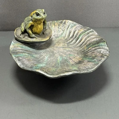 Estatuilla jardinera alimentador de aves con almohadilla de sapo rana de jardín firmada por artista vintage Foto 1 de 4