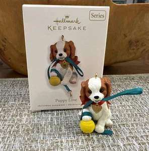 Hallmark Andenken Weihnachtsschmuck Welpe Liebe holen neuwertig Cavalier Spaniel 2010 - Bild 1 von 14