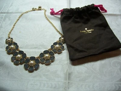 Collar Kate Spade Noche Negro y Dorado Reina Abeja Collar Auténtico Con Bolso Foto 1 de 4