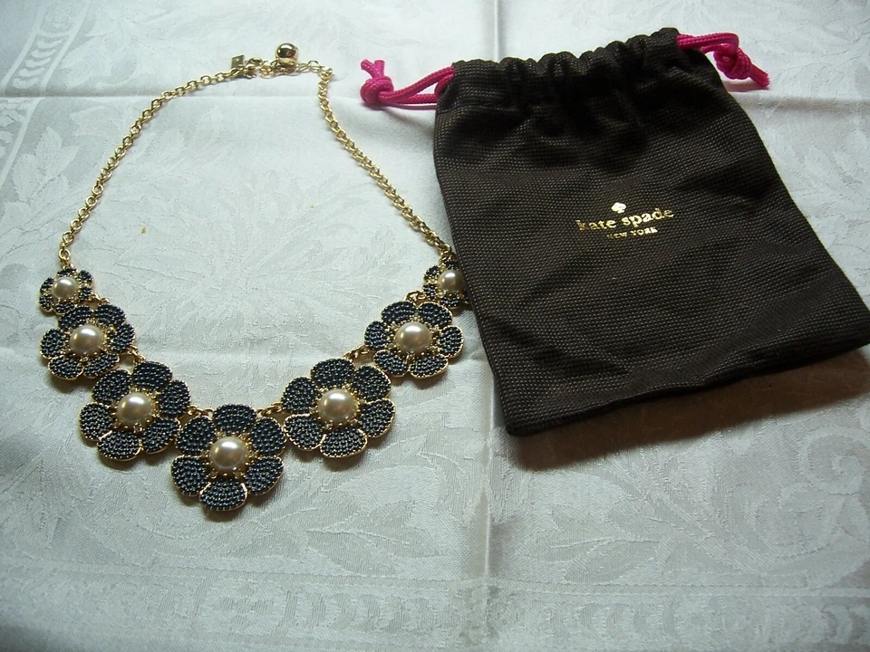 Collar Kate Spade Noche Negro y Dorado Reina Abeja Collar Auténtico Con Bolso Foto 1 de 4
