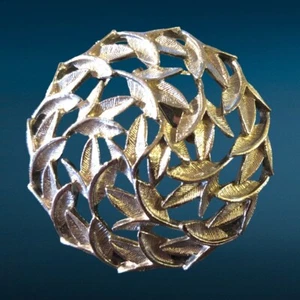 VINTAGE GOLD TONE Circle of Leaves Open Metalwork Brooch Pin - Picture 1 of 3