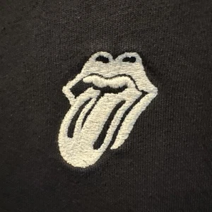 T-shirt nera manica corta The Rolling Stones con toppa ricamata logo taglia XL - Foto 1 di 7
