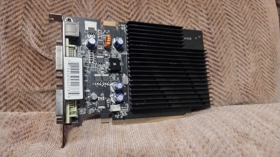 nVidia 7600GS Air Cooled 256MB PCIe Video Card - Image 1 of 3