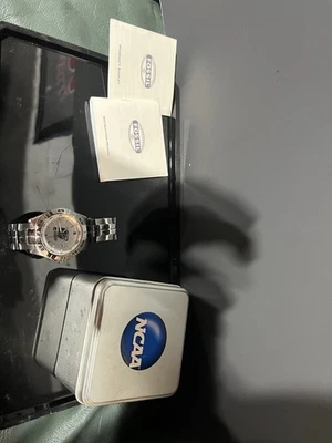 Reloj fósil campeonato de baloncesto NCAA 2009 con caja original. Foto 1 de 4