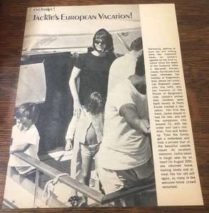 Jacqueline Kennedy anni '60 - Jackie's European Vacation - Ritaglio rivista vintage - Foto 1 di 1