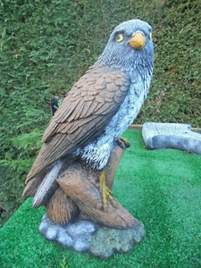Sparrowhawk garden ornament - Picture 1 of 4