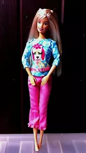 Nueva Moda Mascota Muñeca Barbie Usando Caniche Cachorro Camiseta y Jeans Rosa. Sin caja. - Imagen 1 de 3