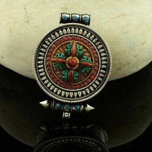 Colgante caja de oración ritual tibetana Ghau Gau chapado en oro Vishwa Vajra - Imagen 1 de 5