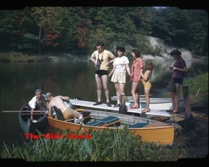 Menschen am Fluss mit altem Kanu 1946 roter Rand Kodachrome 35mm Dia - Bild 1 von 1