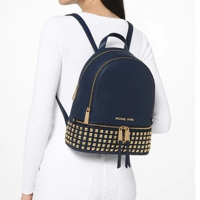 Mochila mediana Michael Kors Rhea azul marino de cuero granulado tono dorado con tachuelas Foto 1 de 4