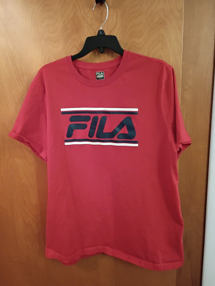 Camiseta para hombre Fila con logotipo a rayas verticales en rojo Foto 1 de 1