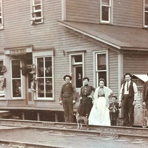 Vintage Foto Eisenbahndepot mit Gruppe  - Bild 1 von 15