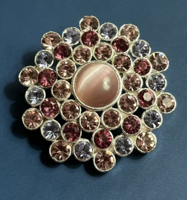 Broche Pin Cabujón Rosa Monet con Cristal Rosa, Azul Claro, Morado Bonito Regalo Foto 1 de 4