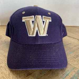 NCAA Washington Huskies Purple Hat Zephyr Adult Size 7 NCAA Fitted Baseball Cap - Picture 1 of 10