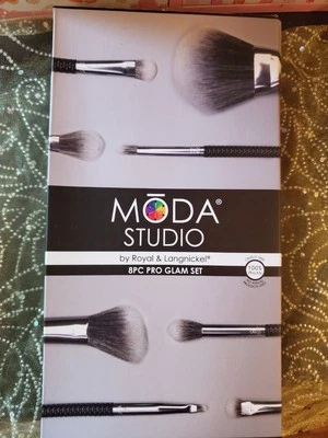 Beautiful Authentic NIB Moda Studio 8 Piece Pro Glam Brush Set MSRP $70 - Image 1 of 4