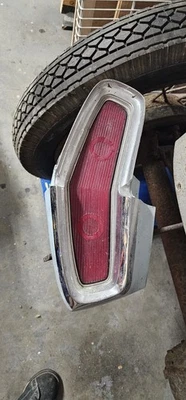 Luz trasera derecha Pontiac 1964 Catalina Bonneville Parisienne Foto 1 de 4