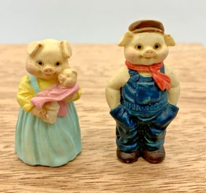 2 miniature anthropomorphic PIG figurines one signed JC 1991 shadow box/diorama+ - Picture 1 of 8