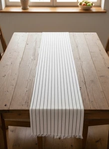 Corredor de mesa de algodón Robert Stanley blanco con rayas negras y borde deshilachado 72" - Imagen 1 de 2
