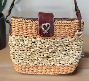 Bolso de mano Brighton de mimbre y cuero con dije de corazón tejido beige tostado en relieve - Imagen 1 de 14