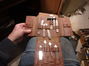 3Z - Mini kit multiutensile vintage 11 pezzi e custodia in pelle - A.K. &. B.- Germania - Foto 1 di 2