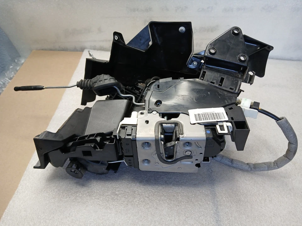 Оригинальный замок передней левой двери A2047230908 — 08–14 Mercedes C300 C350 W204 - Изображение 1 из 4