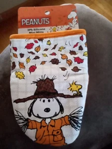 PEANUTS Snoopy Set of 2 Oven Mini Mitts Autumn Fall Harvest Scarecrow New - Imagen 1 de 12