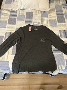 Vineyard Vines Spell Out graues langärmliges Herren-T-Shirt mit Tasche Größe Large Wal - Bild 1 von 3