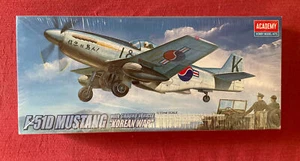 Schöner 1/72 F-51D Mustang mit Bodenfahrzeug Korean War Academy Modellbausatz Nr. 2205 - Bild 1 von 6