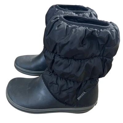 Bota Crocs Feminina Inverno Puff Tamanho 7 Preta 14614 - Imagem 1 de 4
