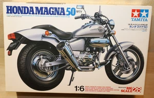 Tamiya 16028 Honda Magna 50 Kit di Costruzione, Moto 1:6 - Foto 1 di 6