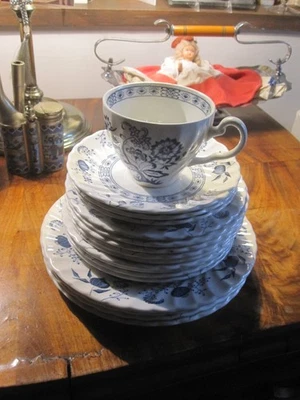 Johnson Bros Lote Platos Nórdicos Azul y Blanco con Taza de Té Foto 1 de 4