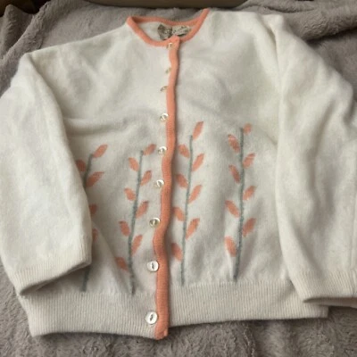 Cárdigan vintage Intarsia Bobbie Brooks corderos lana floral blanco crema abotonado Foto 1 de 4