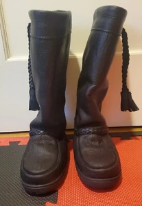 Manitobah Mukluks Women's 7 Black Revival Leaf Tamarack - Picture 1 of 6