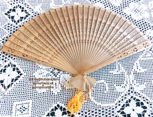 EVENTAIL ARTISANAL EN BAMBOU BRANCHES AJOUREES 23 CM FINITIOIN POMPON ORANGE*** - Picture 1 of 2