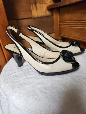 Salto de couro peep toe Anne Klein preto e marfim patenteado - Imagem 1 de 4
