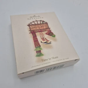 Hallmark Keepsake Time to Skate 2007 adorno de Navidad patines de hielo y bufanda - Imagen 1 de 5