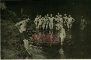 FOTO ORIGINAL DE DESNUDOS ALEMANES DE LA SEGUNDA GUERRA MUNDIAL SOLDADOS DESNUDOS DESNUDOS BAÑÁNDOSE - Imagen 1 de 1