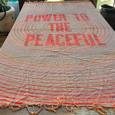 Tapiz medallón UO Home Power To The Peaceful 76,5" x 81" Foto 1 de 4