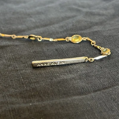 Collar Anne Klein Largo Tono Dorado Con Piedras Verdes Cristal Foto 1 de 4